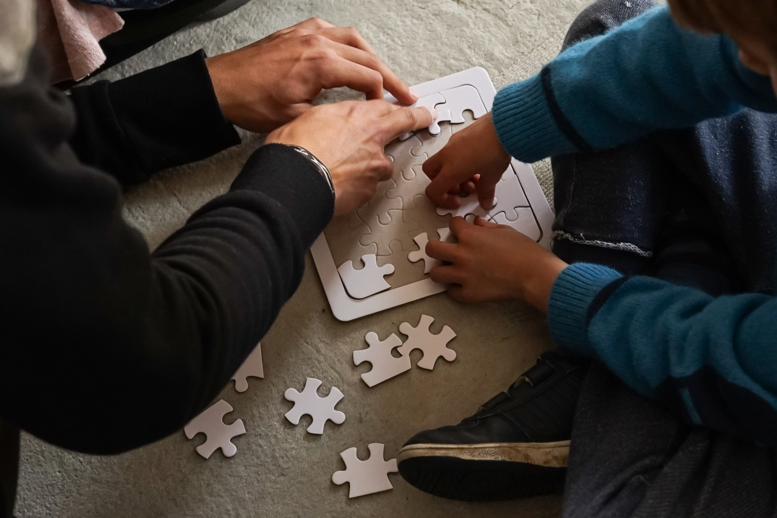 2 crianças a construir um puzle