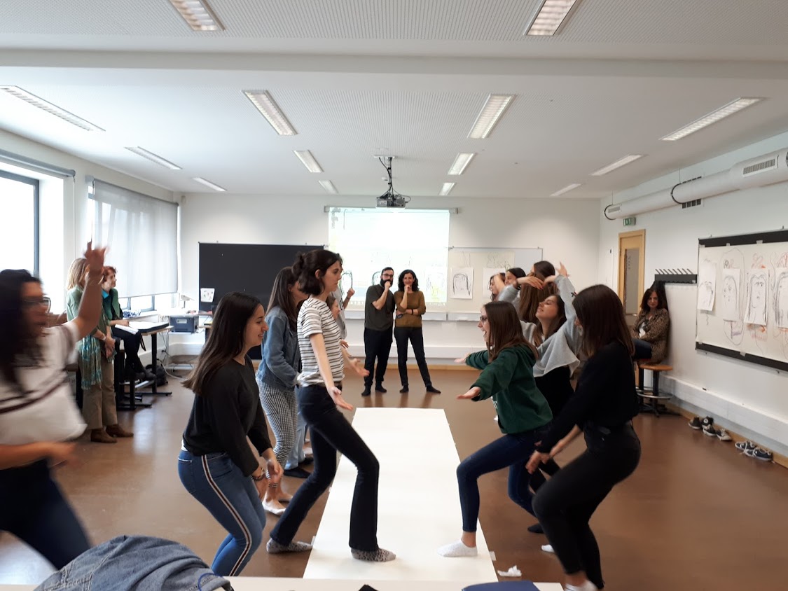 Grupo de pessoas a participar numa atividade
