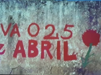 Graffiti alusivo ao 25 de abril