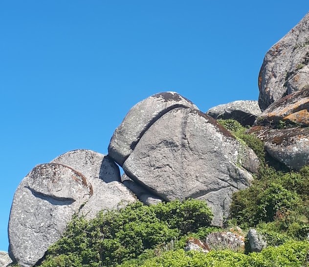 Conjunto de pedras numa encosta