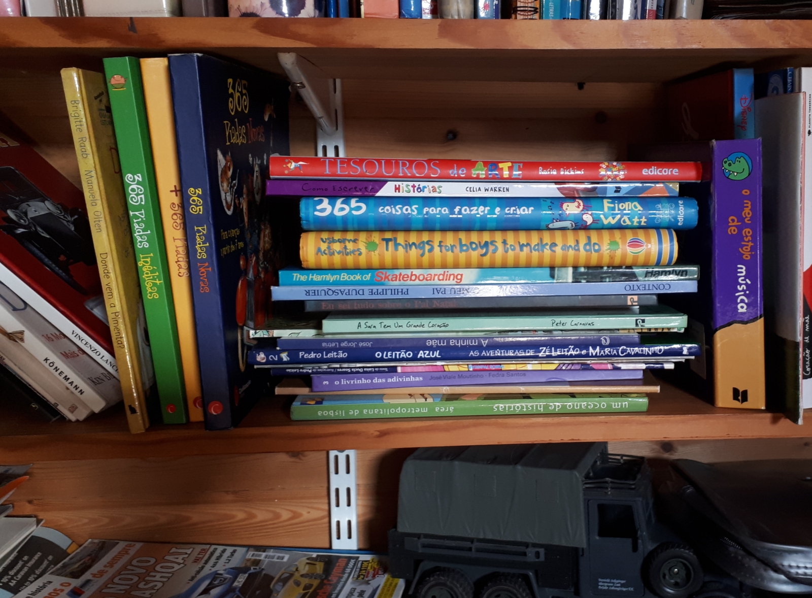 Pormenor de estante com muitos livros