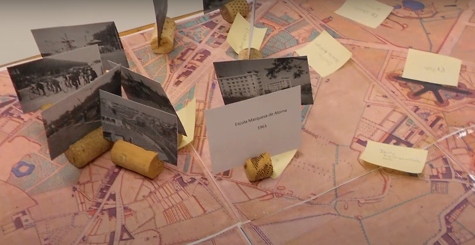Mapa de Lisboa com marcas de trabalho de alunos