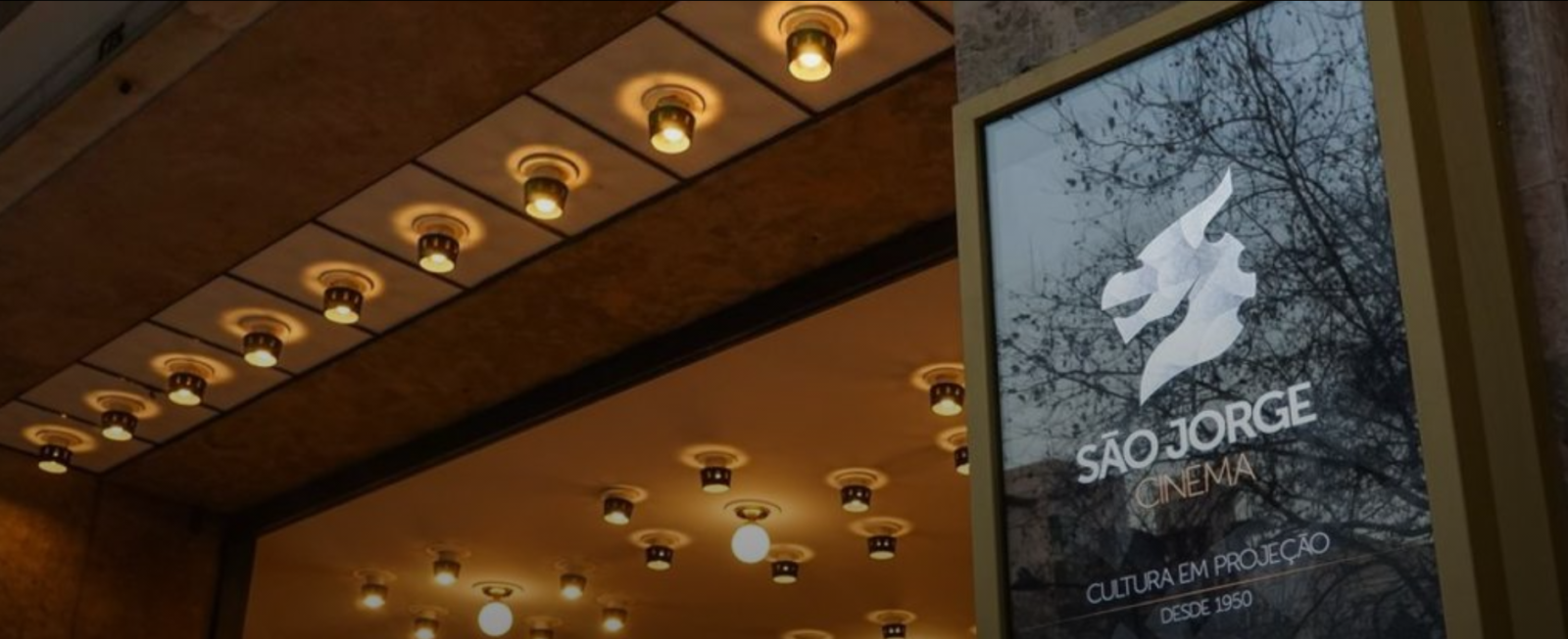 Mupi com publicidade ao Cinema S. Jorge