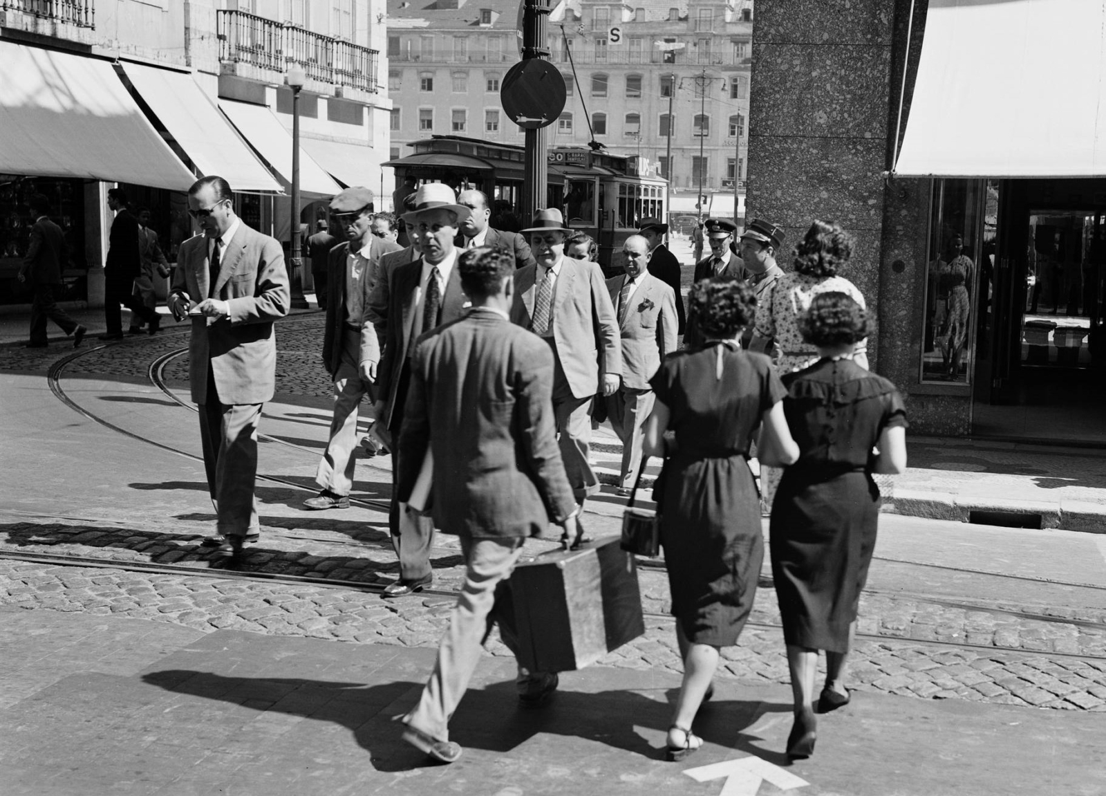 Pessoas a passear numa rua de Lisboa