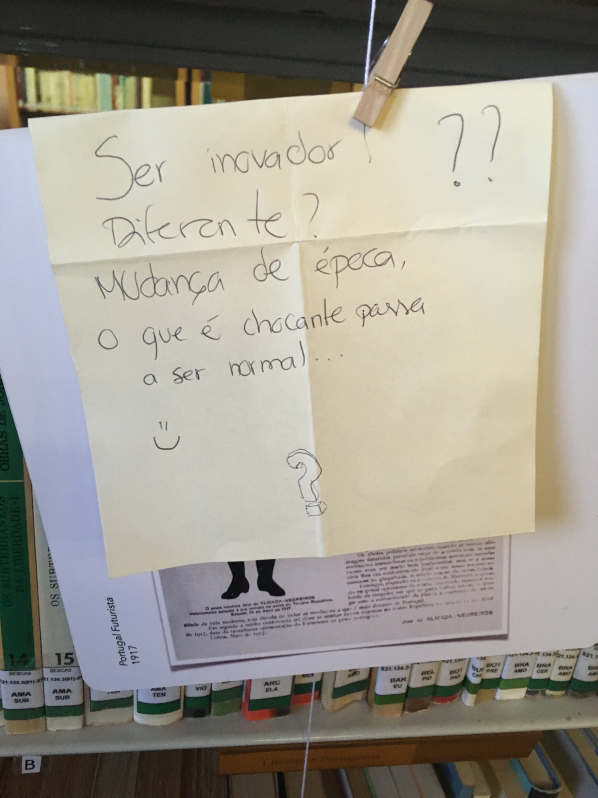 Papel pendurado com o um texto escrito