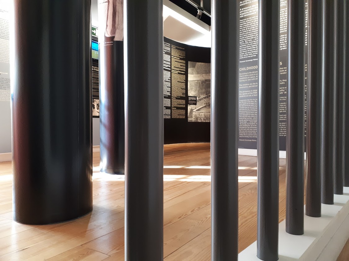 Barras verticais no Museu do Aljube