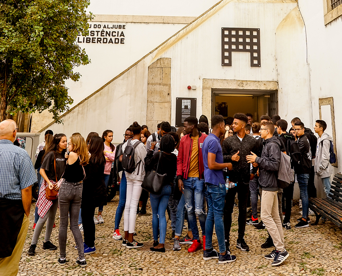Grupo de adolescentes à porta do Museu do Aljube