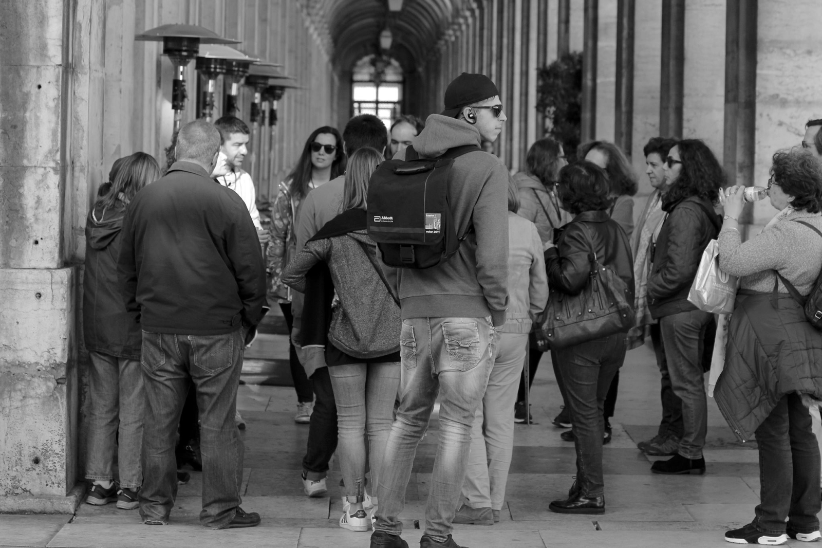 Adolescentes a fazer percursos pedonais em Lisboa
