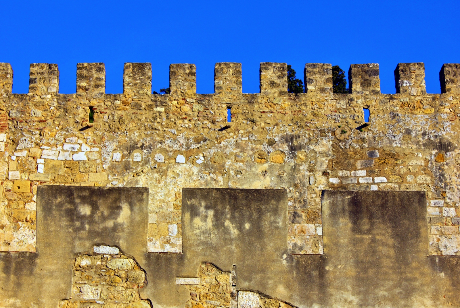 Muralhas, ameias e torreoões do Castelo de S. Jorge