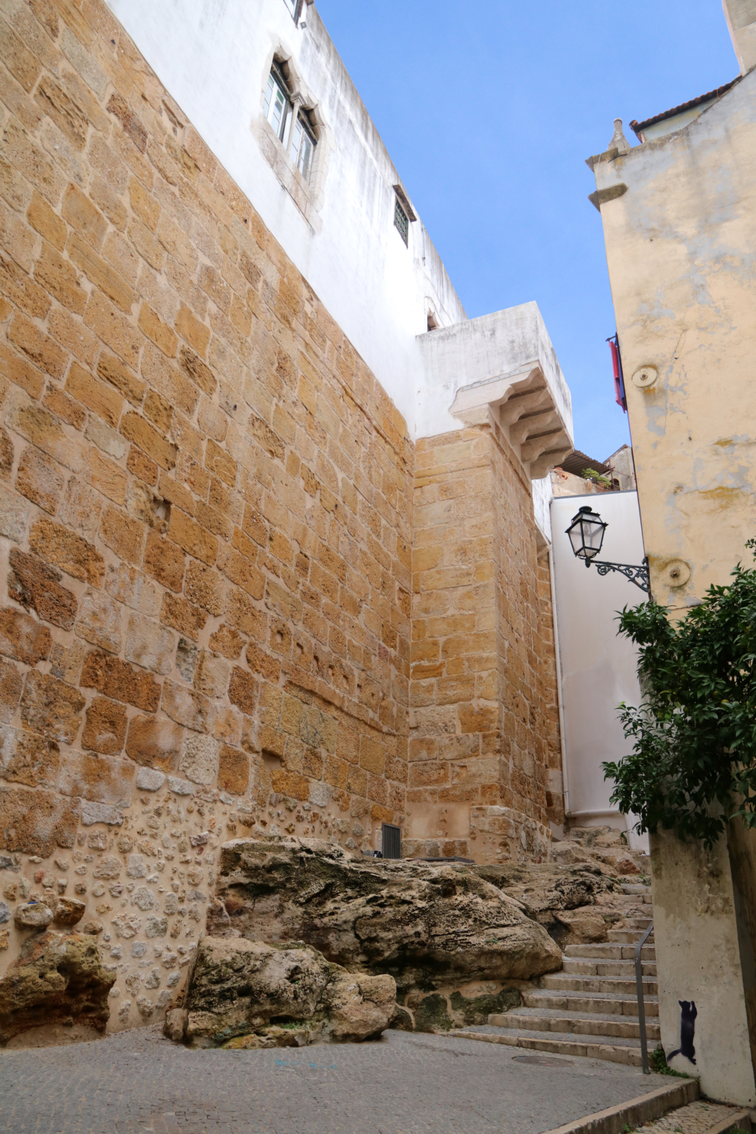 Um trilho de rua com uma escadaria em pedra