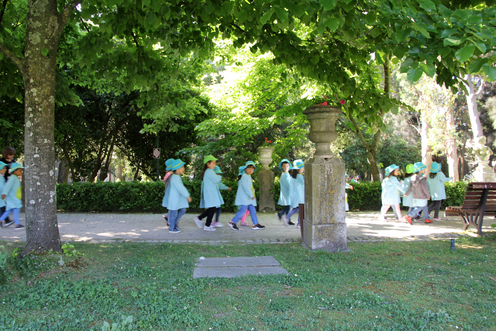 Crianças a passear no jardim