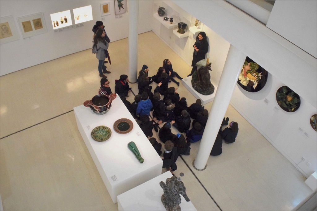 Atividade com alunos a decorrer na galeria do Museu Bordalo Pinheiro