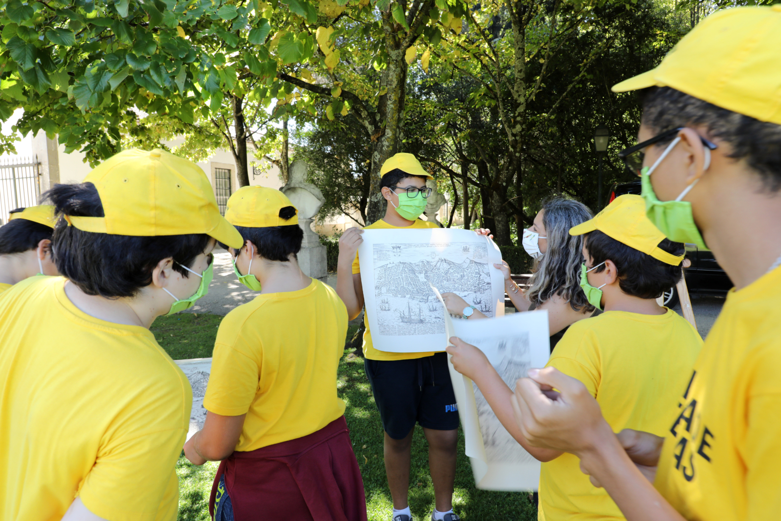 Grupo de crianças num peddy-paper