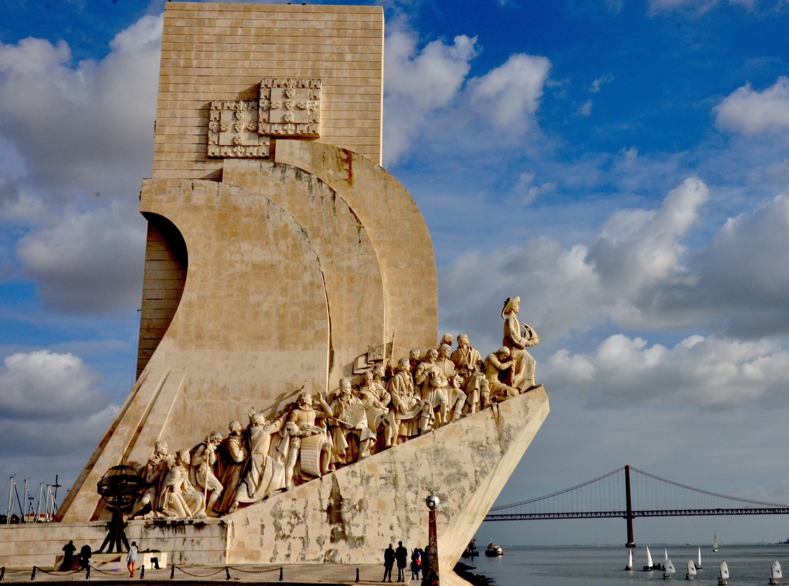 Vista do Padrão dos Descobrimentos e da ponte 25 de Abril