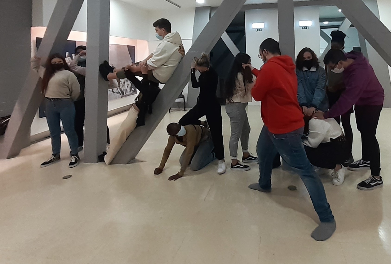 grupo de jovens em sala interior do Padrão dos Descobrimentos