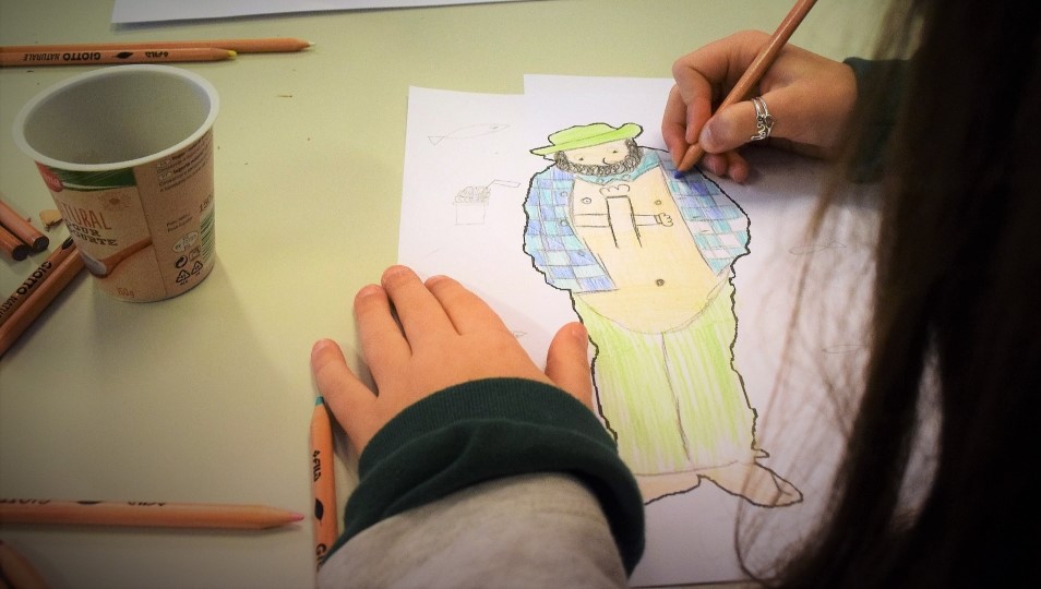 Menina a desenhar o Zé Povinho