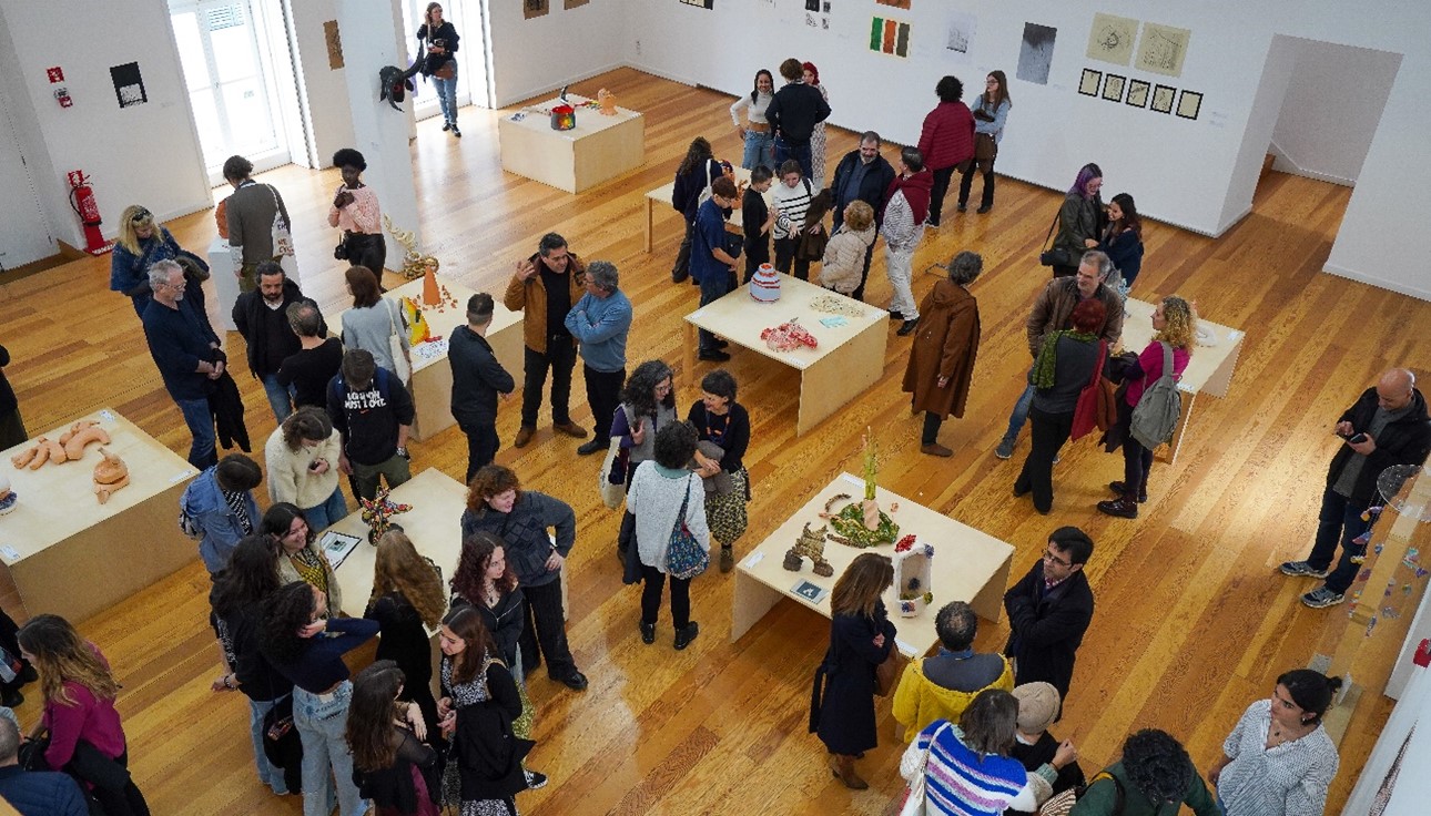 Inauguração da exposição Ao Lado de Pomar. Ano letivo 2022/2023. Alunos da Escola Artística António Arroio (turmas de cerâmica e multimédia) e Escola Secundária do Fundão (turmas de desenho).