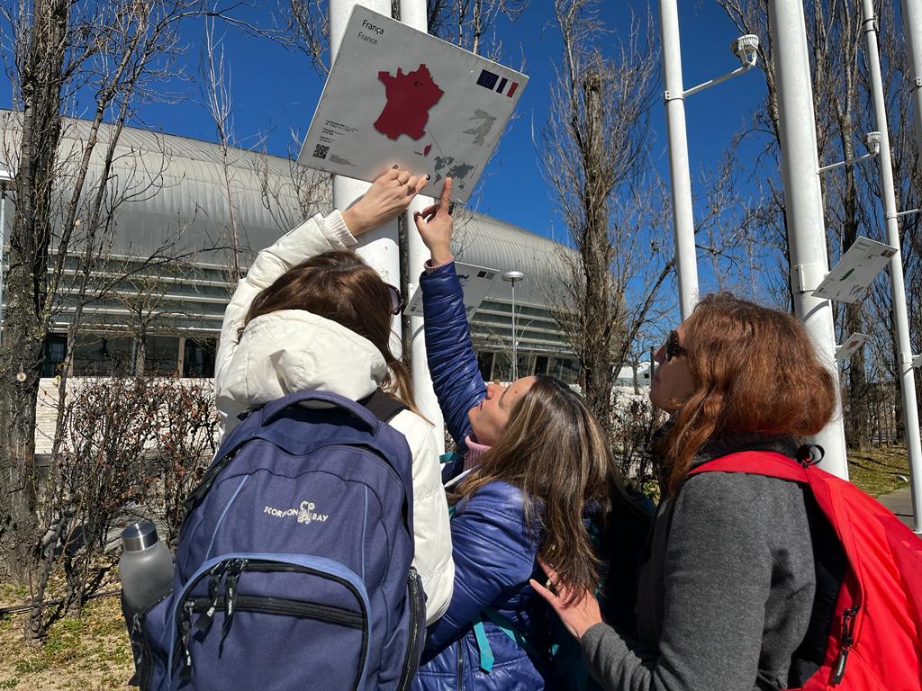 Três pessoas na rua a olhar um mapa