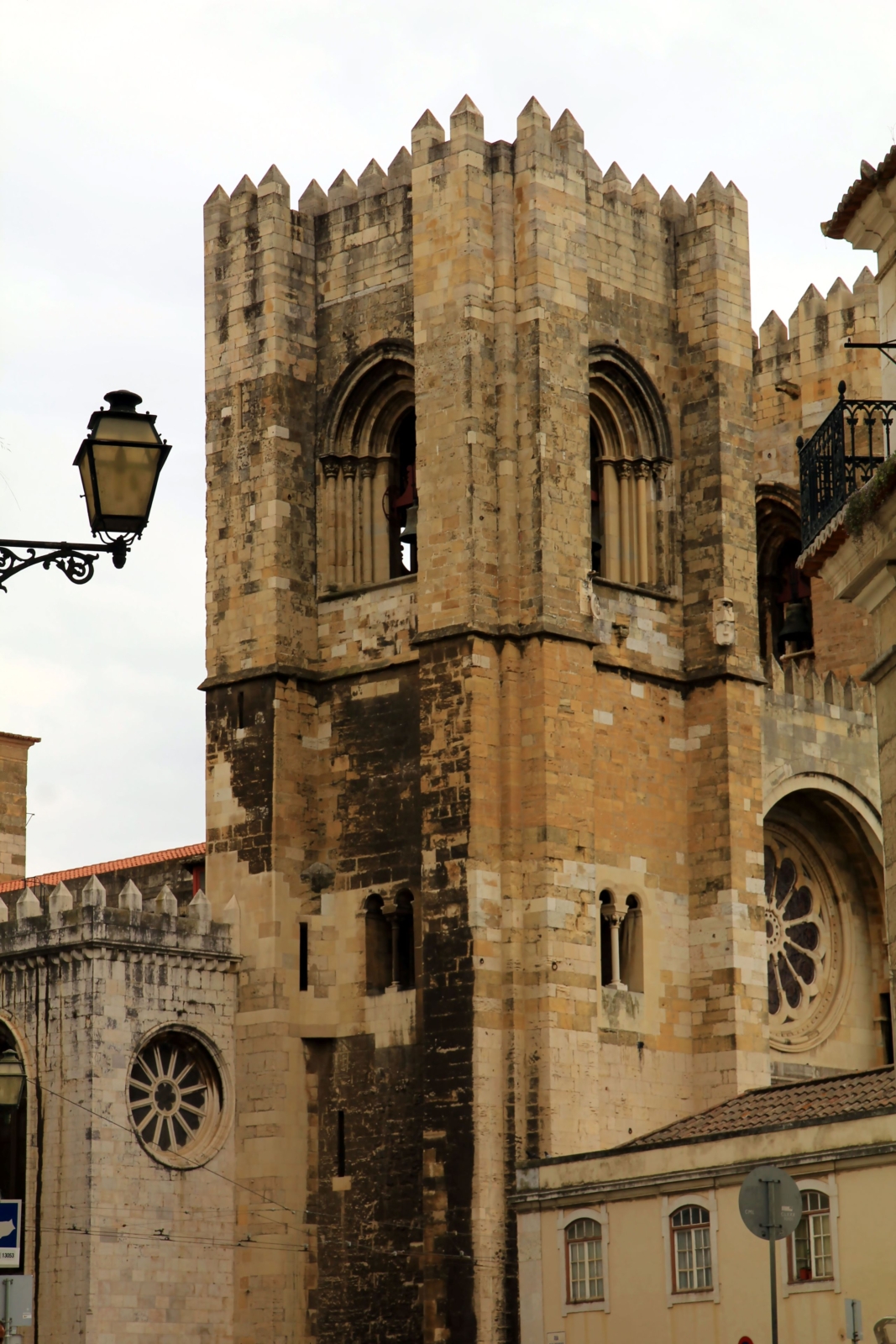 A torre e os sinos de uma igreja muito antiga