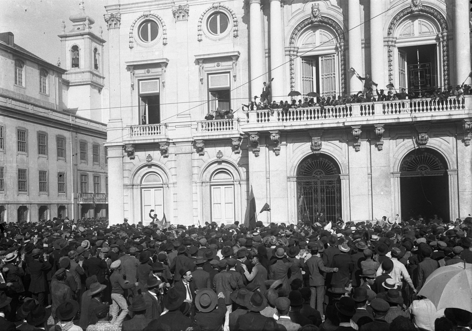 Uma multidão de pessoas manifesta-se e invade o edifício da Câmara Municipal de Lisboa.