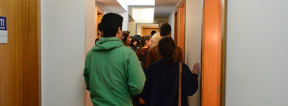 Jovens de costas num corredor