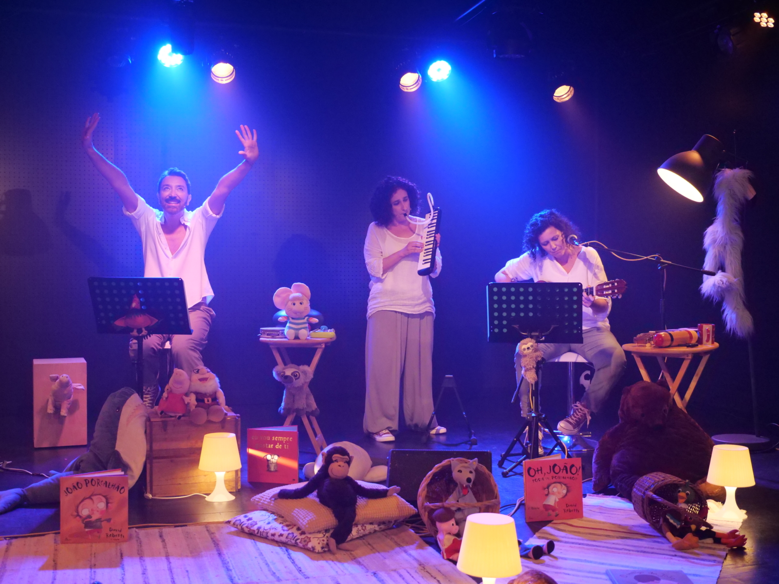 Três músicos no palco