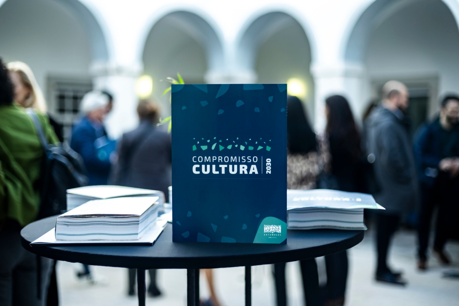 Imagem de livro em cima de uma mesa . ARTEMREDE | COMPROMISSO CULTURA 2030