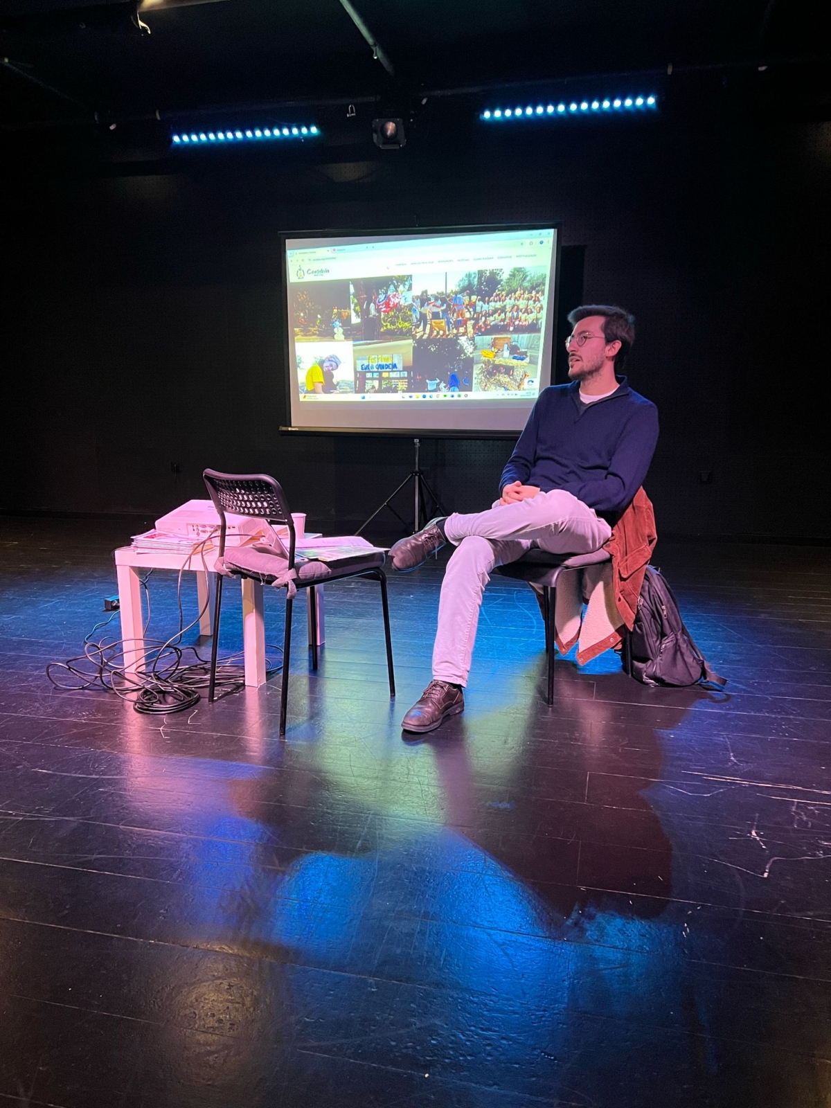 Miguel Simões Correia, sentado em palco, na apresentação Ponto de Partida