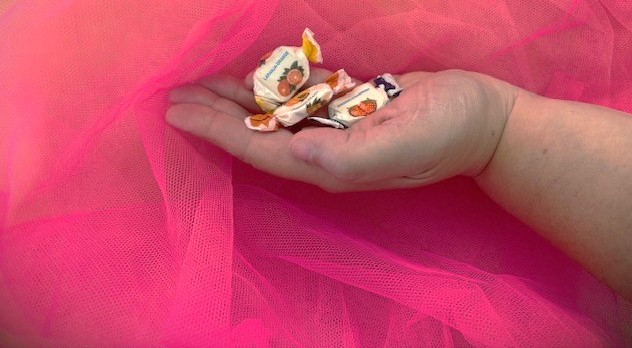 Uma mão com 3 rebuçados