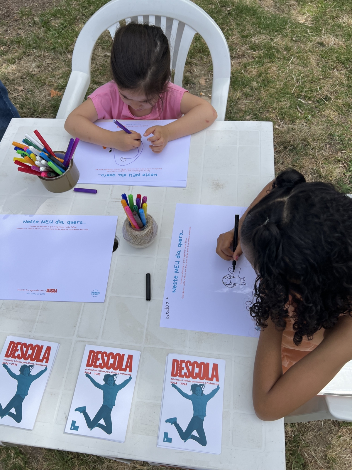 Crianças a desenhar